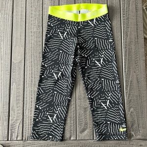 Nike lightweight short capri workout leggings
